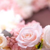 ピンクと白のバラで作った華やかな花のリースの写真