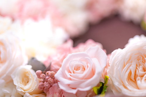 ピンクと白のバラで作った華やかな花のリース