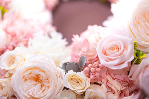 ピンクと白のプリザーブドフラワーで作られた贈り物のリース