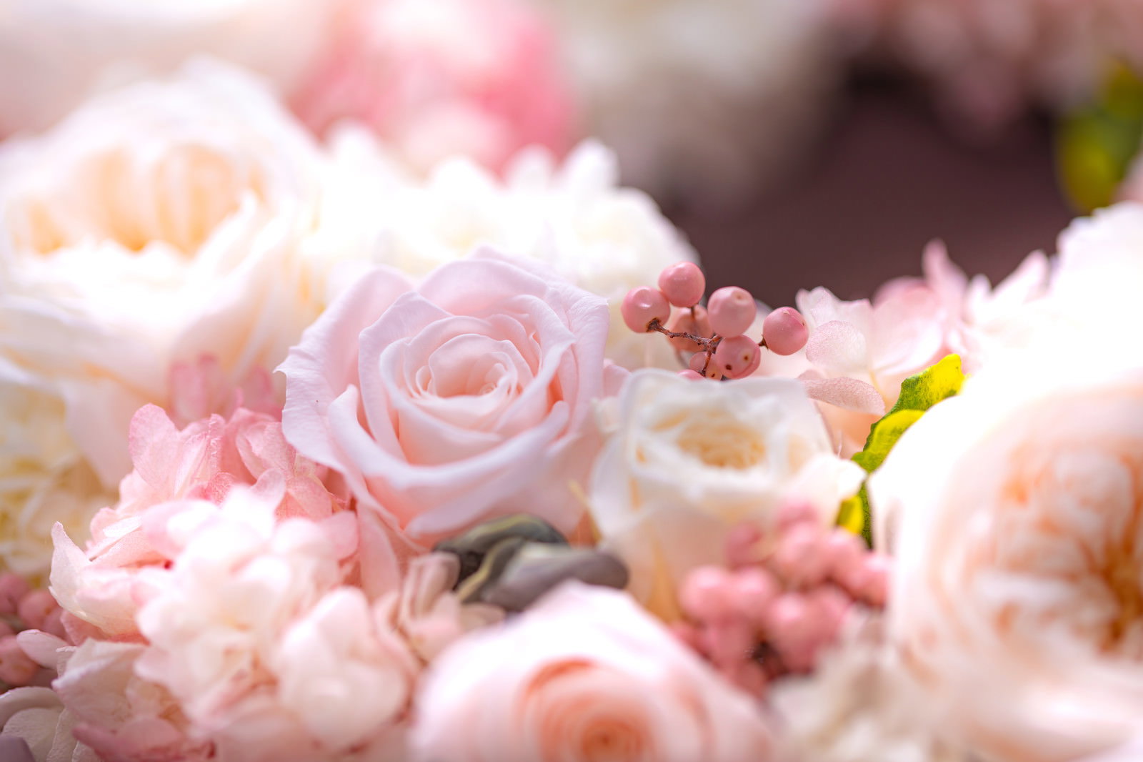 ピンクと白の薔薇で構成されたエレガントなフラワーギフトの花束