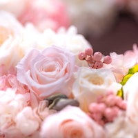 記念日に贈られてきたプリザーブドフラワーのリースの写真