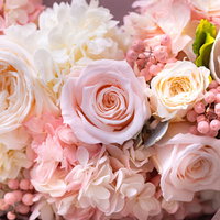 ピンクとホワイトのバラで構成したプリザーブドフラワーの贈り物の写真