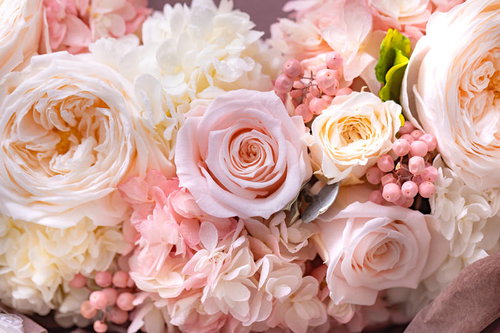 ピンクとホワイトのバラで構成したプリザーブドフラワーの贈り物