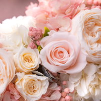 日頃の感謝の気持ちを込めたピンクと白のバラの花束の写真