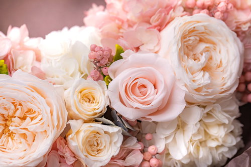 日頃の感謝の気持ちを込めたピンクと白のバラの花束