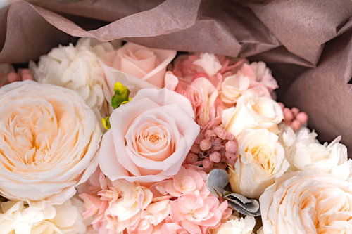 ブラウンの布に包まれたプリザーブドフラワーの贈り物