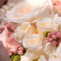 白とピンクの愛情たっぷりの花束、結婚式やお祝いに最適なブーケの写真