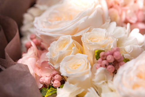 白とピンクの愛情たっぷりの花束、結婚式やお祝いに最適なブーケ