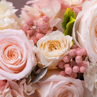 お祝いの気持ちで贈るピンクとクリーム色のバラの花束の写真