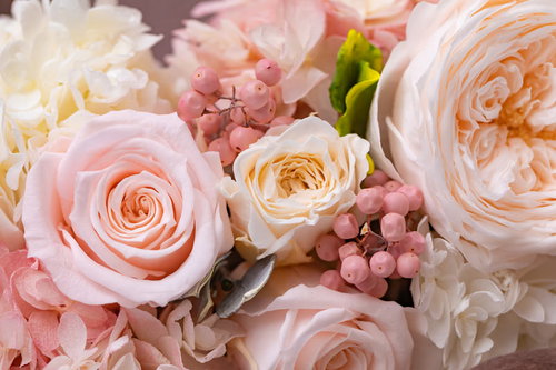 お祝いの気持ちで贈るピンクとクリーム色のバラの花束