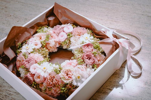ピンク系の生花を使ったボックスフラワー型リース