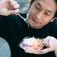 コールスローサラダを食べる男性（どうしてこうなった）の写真