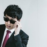 扇形に広げた一万円札の束の写真