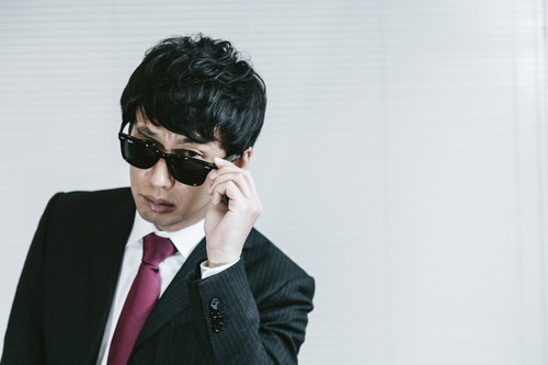 扇形に広げた一万円札の束