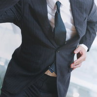 申告漏れを指摘され、スマホで急ぐ経理部長の写真