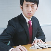 一人暮らしをしている息子に生活費の仕送りをしています。経費として計上できますか？の写真