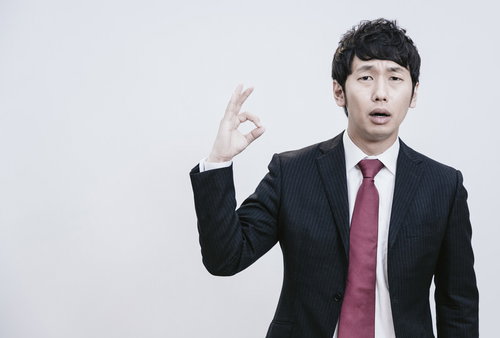OKサインを出す主任の男性