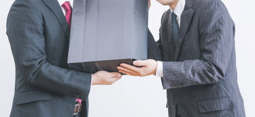 スポンサーから物品を寄付してもらいました。これは売上になるのでしょうか？