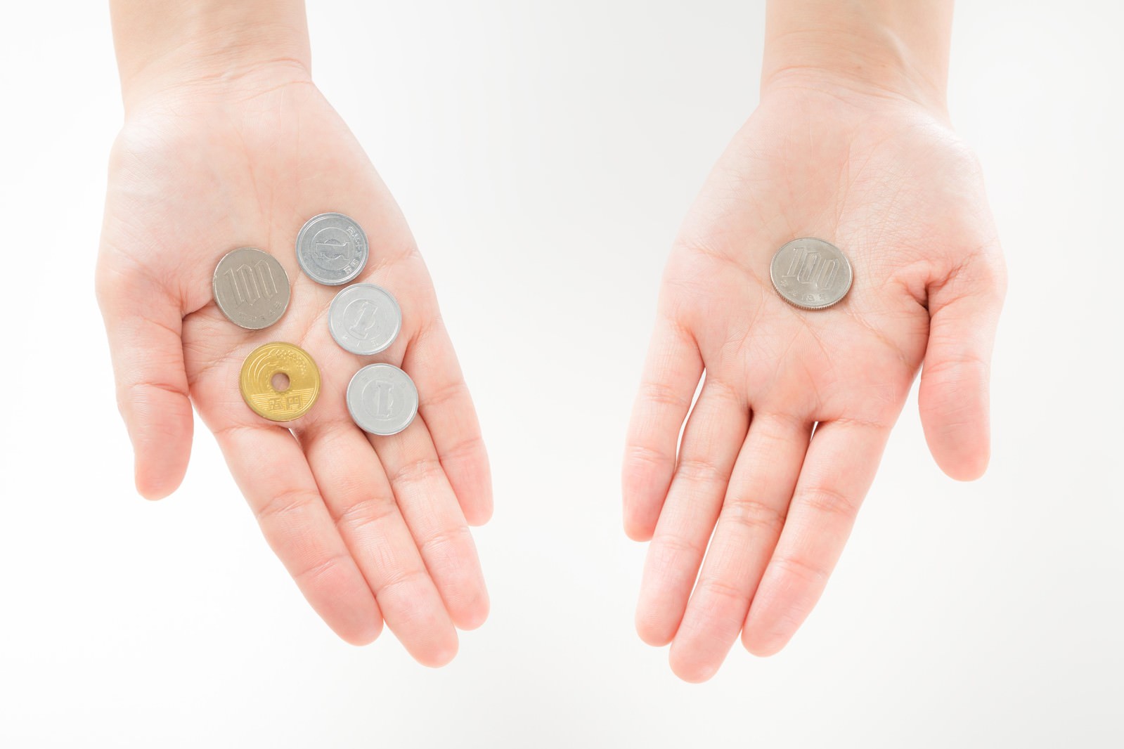 左手に硬貨4枚、右手に硬貨1枚をのせた両手