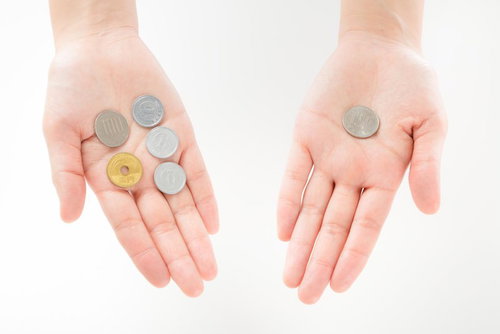 消費税の差額を手のひらで比べる硬貨