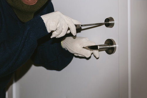 会社に泥棒が入って売上金が盗まれた場合、税金は安くなりますか？