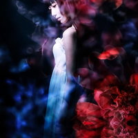 妖魅を纏う女性のダークポートレート（フォトモンタージュ）の写真