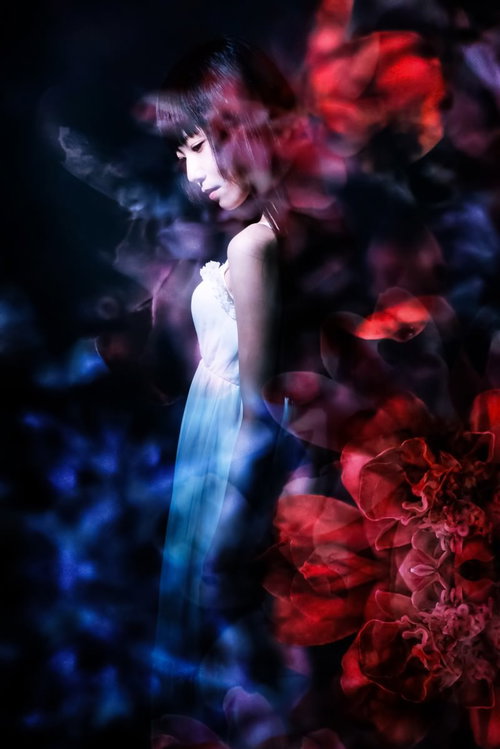 妖魅を纏う女性のダークポートレート（フォトモンタージュ）