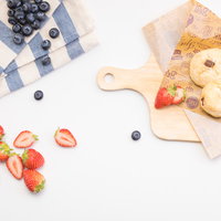 デザートに用意した星型クッキーとカットフルーツの写真