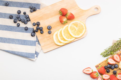 木製カッティングボードに並ぶカットフルーツ