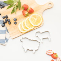 スライスされたフレッシュ果実と羊の型抜きの写真