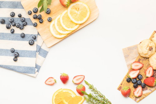 カットされてデコレーション待ちの果物