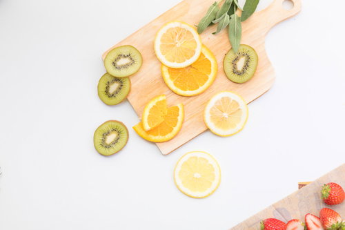 白い背景に輪切りにスライスした三種のフルーツ