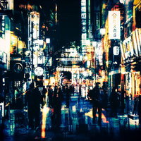 神田の夜の繁華街 ネオン看板と人混みの夜景の写真