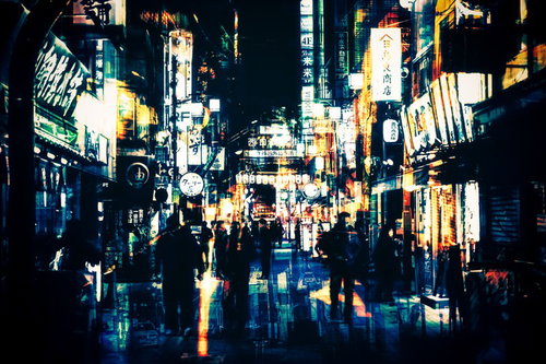 神田の夜の繁華街 ネオン看板と人混みの夜景