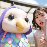 まったく興味をしめさない妖怪ベンチのアマビエさんとスマホ女性の写真