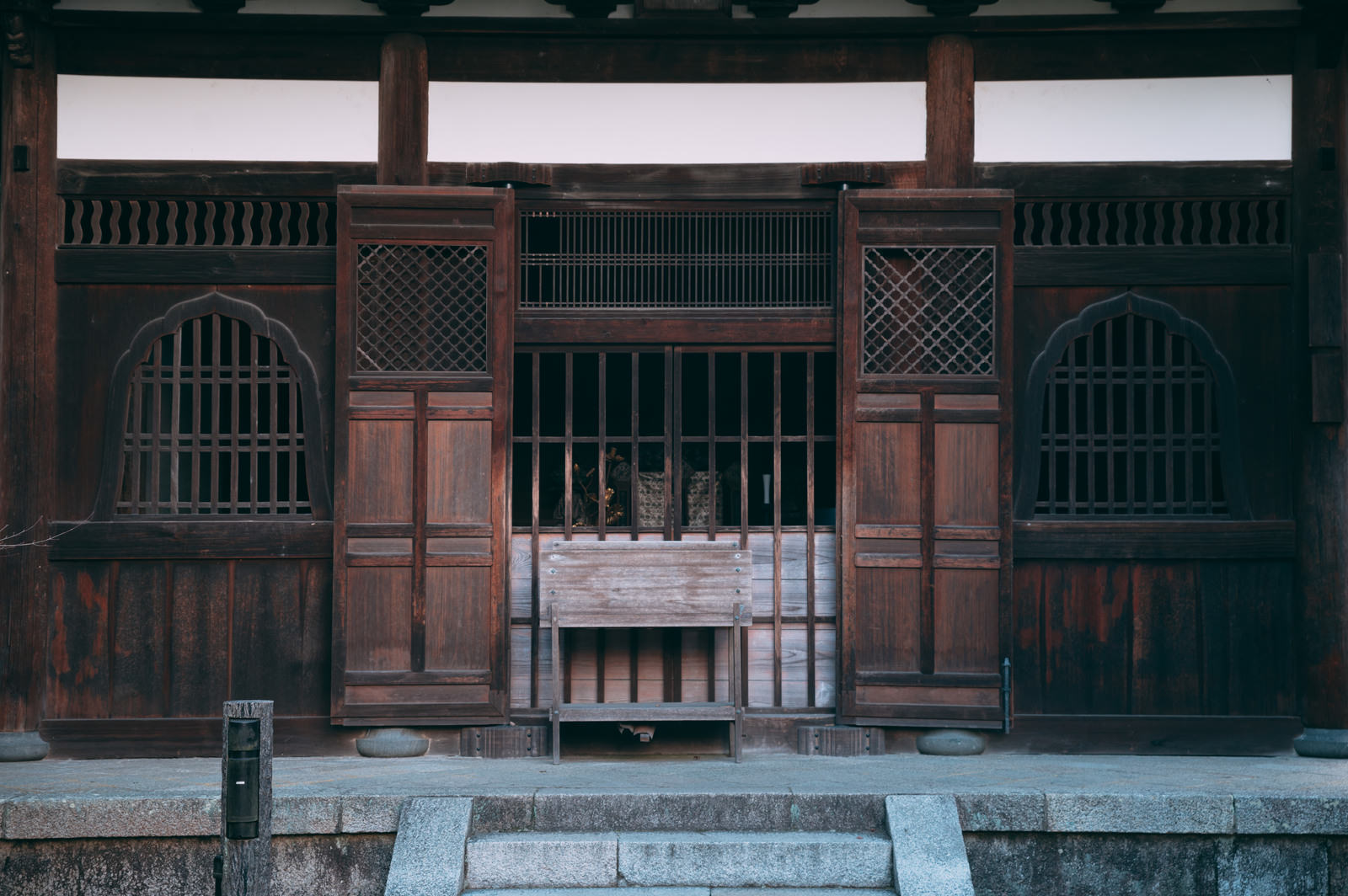 酬恩庵一休寺の境内にある賽銭箱と木造格子戸の建物