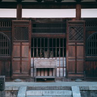 京都・酬恩庵一休寺の境内にある木造格子戸の賽銭箱の写真