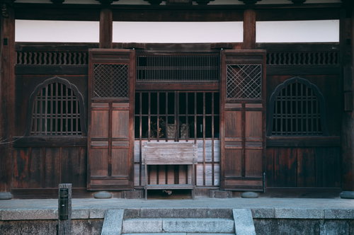 京都・酬恩庵一休寺の境内にある木造格子戸の賽銭箱