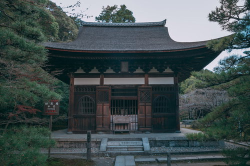 酬恩庵境内の石段上に建つ木造の社