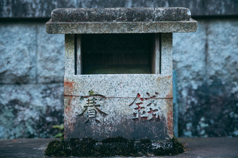 朱色の玉垣が美しい伏見稲荷大社本殿裏にあるお山遥拝所の写真素材