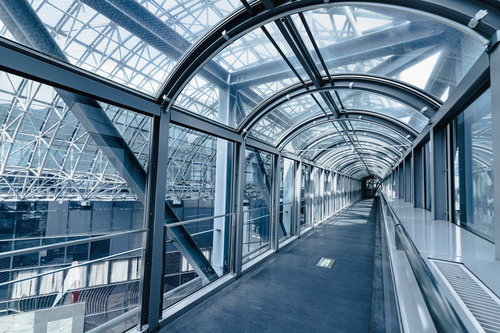 京都駅のガラス張りアーチ通路と駅舎建築の透明モダン構造