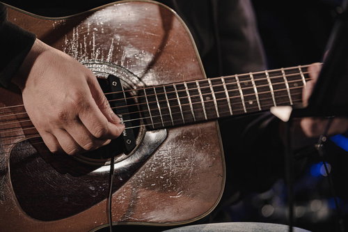 アコースティックギターを演奏する手元の弾き方