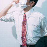 マスクを着けて汗を拭く外回りの営業マン、熱中症対策の写真