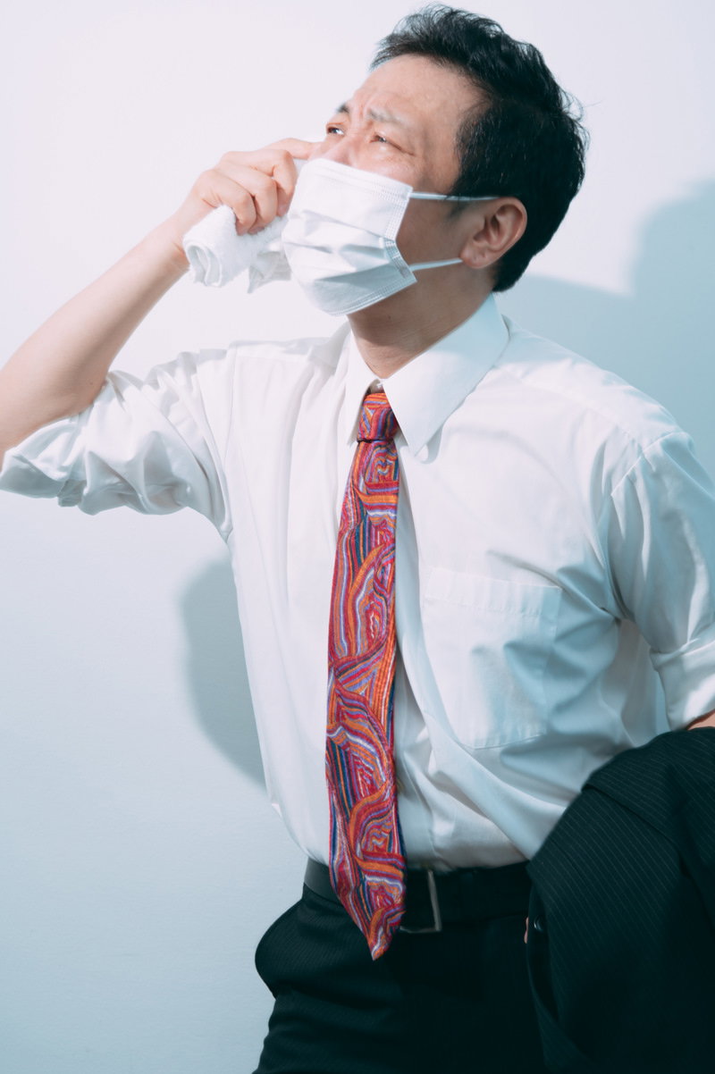 マスクを着けてハンカチで汗を拭く白いシャツの営業マン［モデル：のせさん］