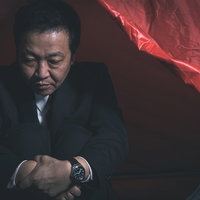 窓際からテントに異動する落胆した会社員の疲労の写真