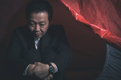 窓際からテントに異動する落胆した会社員の疲労