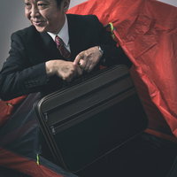 テントから出勤する営業マンの写真