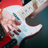 インシュロック（結束バンド）をつけてエレキギターを弾くの写真