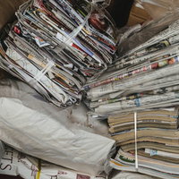 チラシや雑誌を紐で結んで捨てる準備をした状態の写真