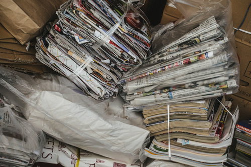 チラシや雑誌を紐で結んで捨てる準備をした状態